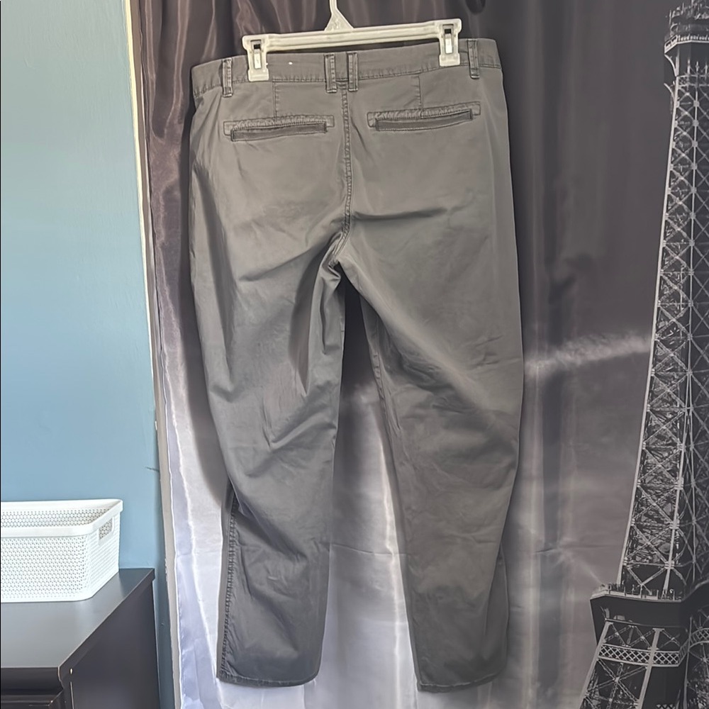 Woman’s Gray Capris - Picture 10 of 10